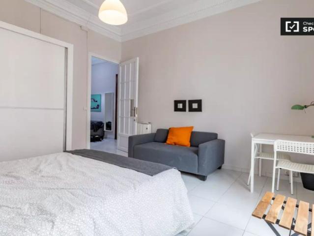 Bright room with balcony to rent in 6 bedroom apartment in lively L'Eixample
