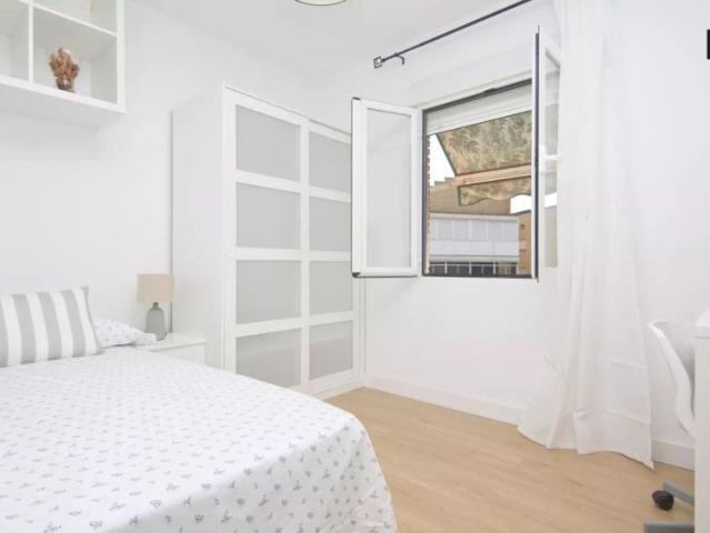 Bright room with chest of drawers in 4 bedroom apartment, Carabanchel
