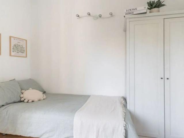 Bright room with desk in 8 bedroom apartment, La Latina