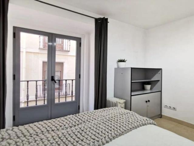 Bright room with desk in shared apartment, Puerta del Sol