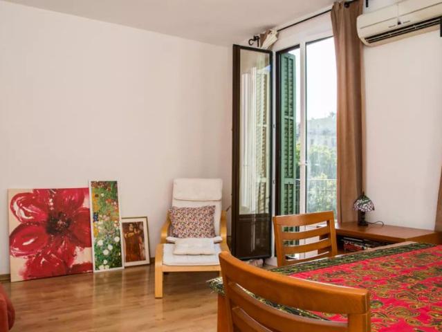 Bright room with window in 2 bedroom apartment, Gràcia