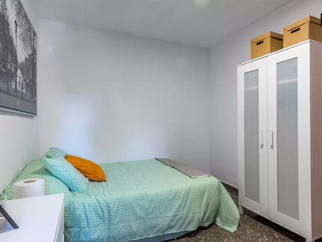 Bright room for rent in 4 bedroom apartment in Algirós