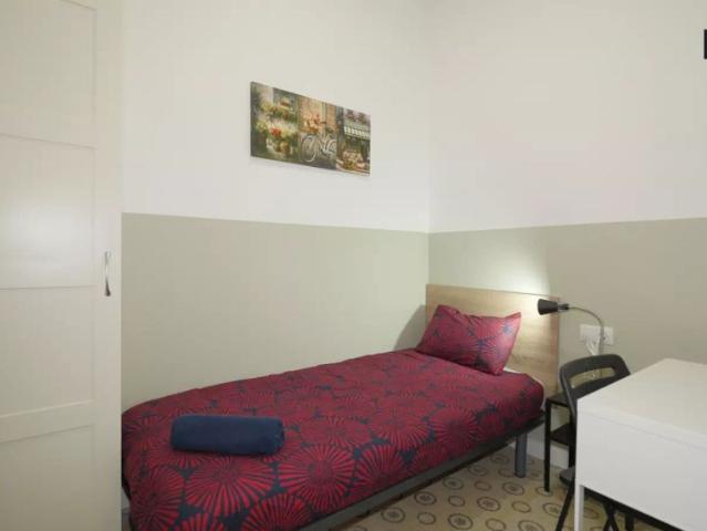 Bright room for rent in 4 bedroom apartment in El Raval