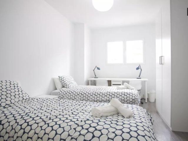Bright room for rent in 4 bedroom apartment in Puente de Vallecas
