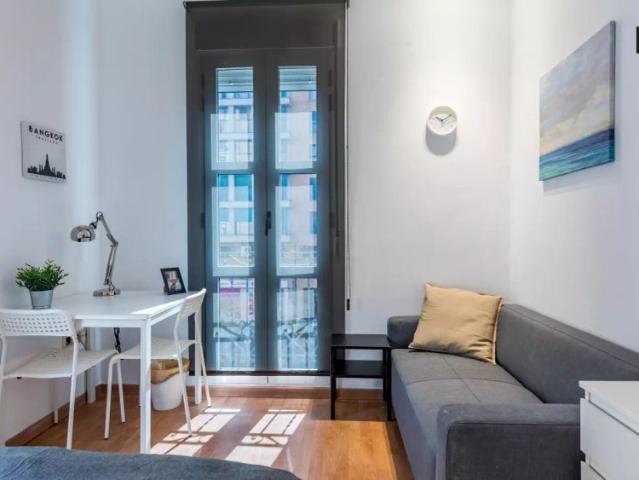 Bright room for rent in 4 bedroom apartment in Rascanya