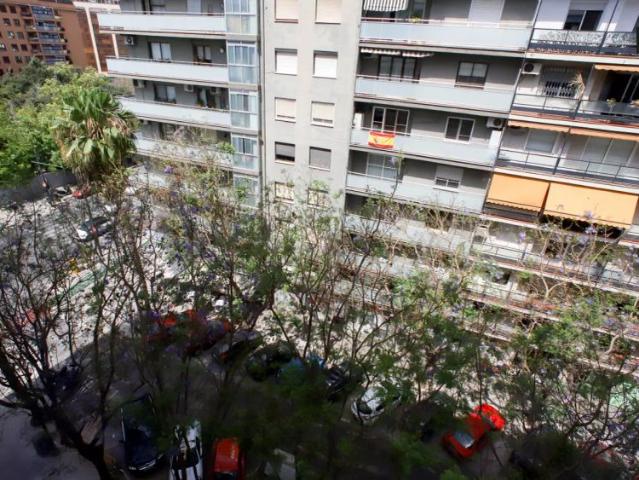 Bright room for rent in 5 bedroom apartment Mestalla