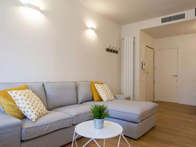 Bright room for rent in 5 bedroom apartment in La Dreta