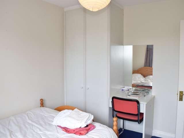 Bright room for rent in 5 bedroom house in Glasnevin, Dublin