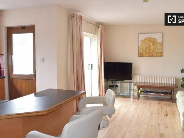 Bright room for rent in 5 bedroom house in Glasnevin, Dublin