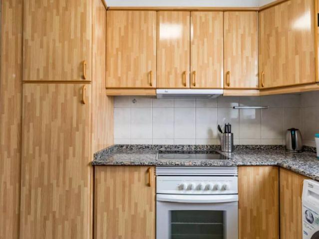Bright room for rent in 6 bedroom apartment in L'Eixample