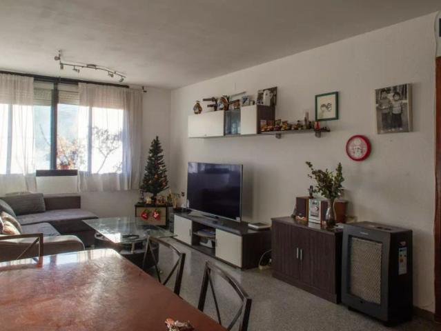 Bright room for rent in 2 bedroom apartment in Horta