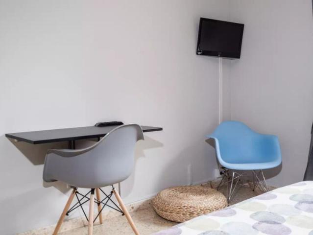Bright room for rent in 3 bedroom apartment in La Dreta de l'Eixample