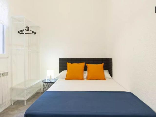 Bright room for rent in stylish 6 bedroom apartment, perfect for singles, in Puente de Vallecas