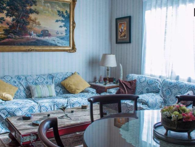 Bright room in 4 bedroom apartment in L’Esquerra de l’Eixample