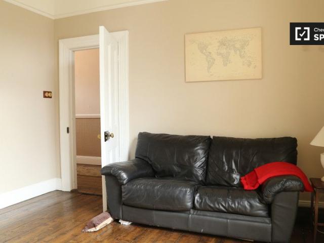 Bright room in 4 bedroom apartment in Terenure, Dublin