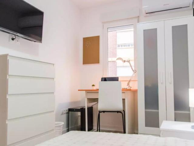 Bright room in 5 bedroom apartment in Burjassot