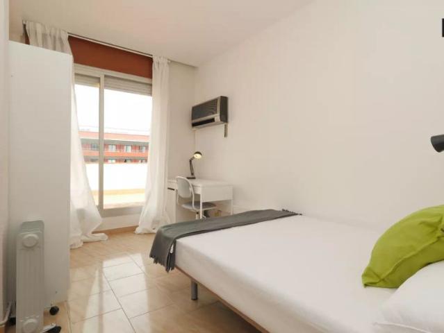 Bright room in 6 bedroom apartment in Les Corts