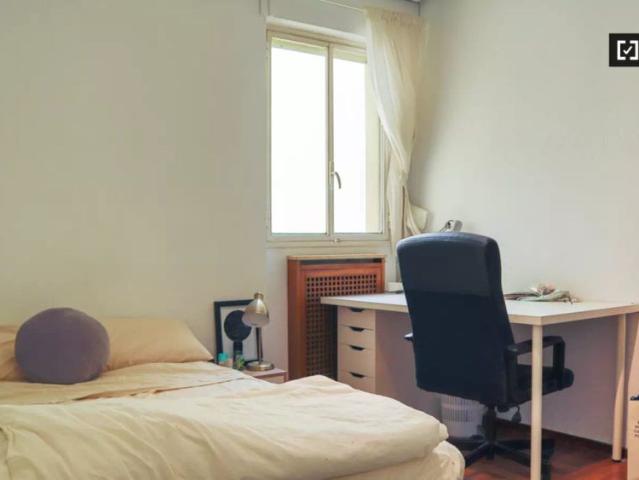 Bright room in 7 bedroom apartment in Salamanca