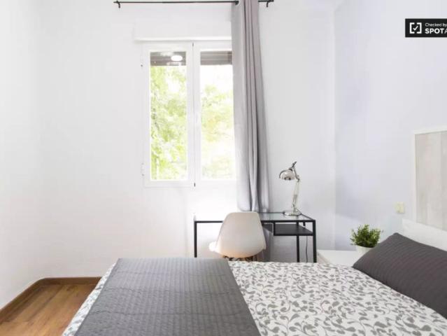 Bright room in 3 bedroom apartment in Atocha