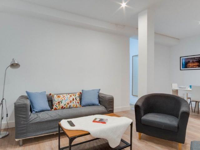 Bright room in Fernán González Street