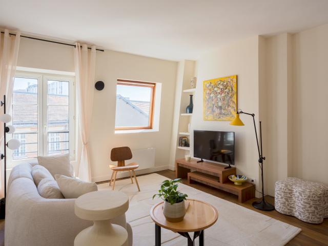 Bright renovated top floor 2BR apartment with elevator