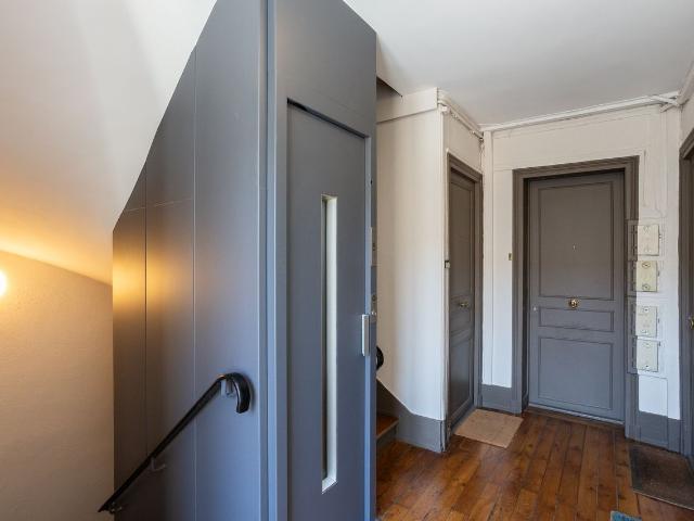 Bright renovated top floor 2BR apartment with elevator, Paris Amsterdam Apartments for Rent