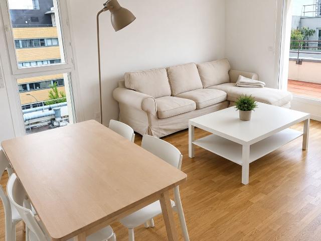 Bright T2 with terrace Clichy