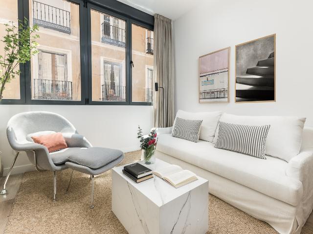Bright three bedroom apartment with terrace in Atocha