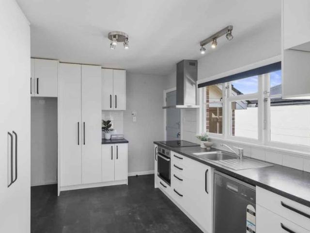 Bright Three Bedroom Home In Hoon Hay!