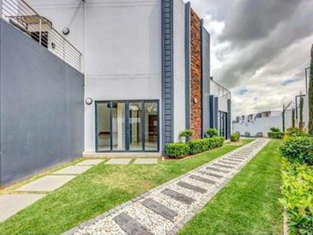 bright two bed flat with balcony in.