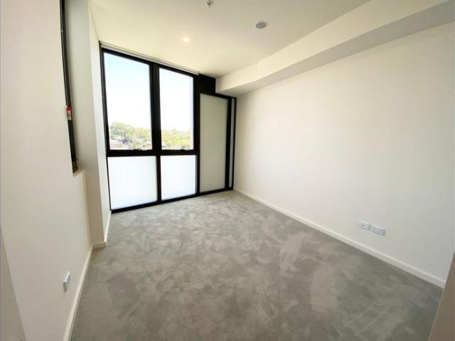 Bright Two Bedroom Apartment in Melrose Park
