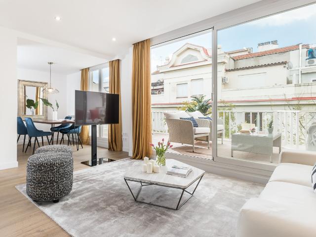 Bright two bedroom attic apartment in the Salamanca neighbourhood
