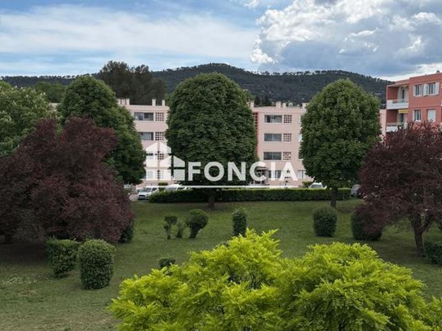 BRIGNOLES. Découvrez cet appartement de 2 chambres, séjour double et balcon offrant de belles perspectives d'aménagement. Parfait pour investisseurs