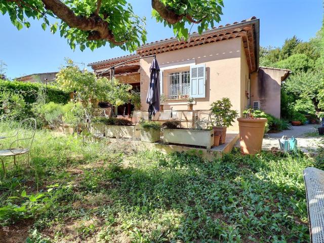 BRIGNOLES Villa traditionnelle de 152 m2 avec garage de 142 m2 sur terrain clos de 523 m2