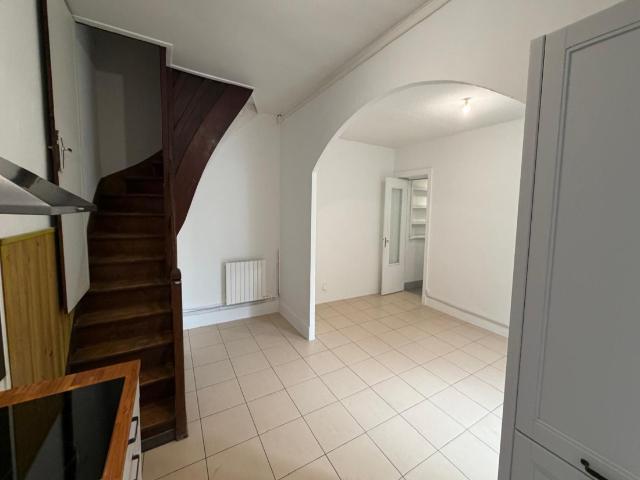 BRIGNAIS 8 impasse Robert Au RDC d'un petit immeuble.