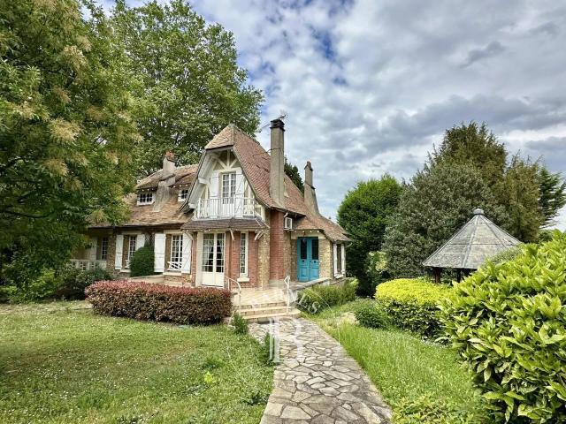 Brunoy 91 – Propriété de caractère avec piscine – Terrain. 156m² Brunoy