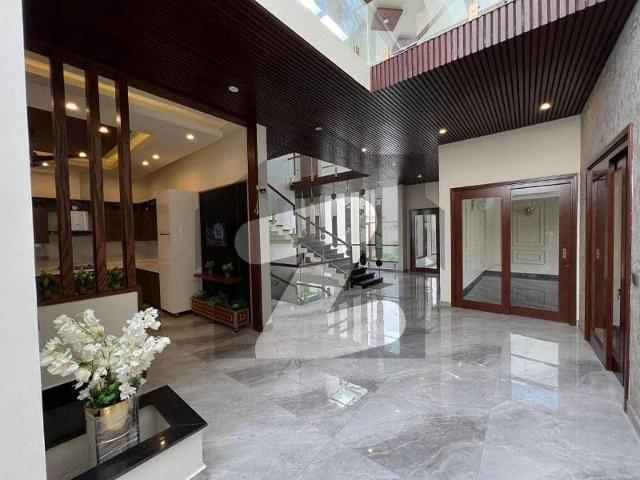 Bungalow 1000 yard for slightly used just like new sale in dha phase 8, karachi