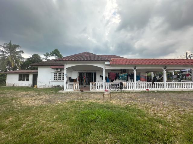 Bungalow 1 tingkat Kg Labu Johnson Enstek