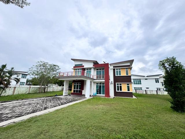 Bungalow 2 tingkat dengan tanah besar utk muslim je