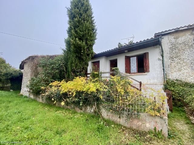 Bungalow à rénover dans le village d’Aunac près de Ruffec 49 950 €