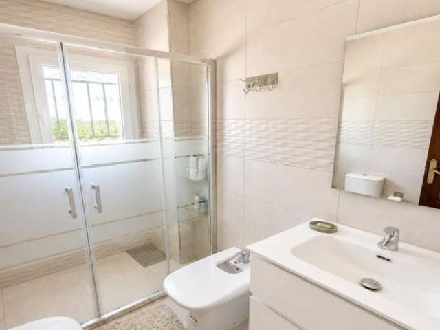 Bungalow adosado con amplias terrazas, 5 dormitorios y gran potencial en La Font – El Campello