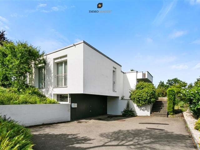 Bungalow an zentraler Lage mit parkähnlichem Garten und Swimmingpool