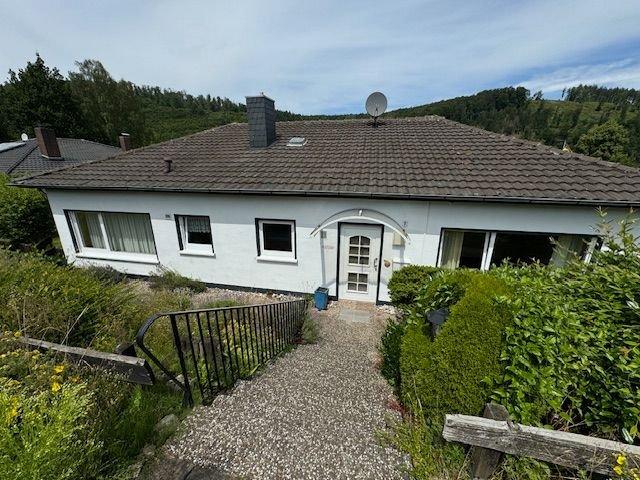 Bungalow auf einer Ebene im sonnigen Ortsteil von Bad Pyrmont Thal Garten, Terrasse, Garage, EBK und Platz.