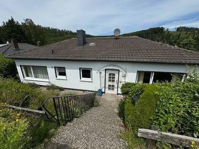 Bungalow auf einer Ebene im sonnigen Ortsteil von Bad Pyrmont Thal Garten, Terrasse, Garage, EBK und Platz.