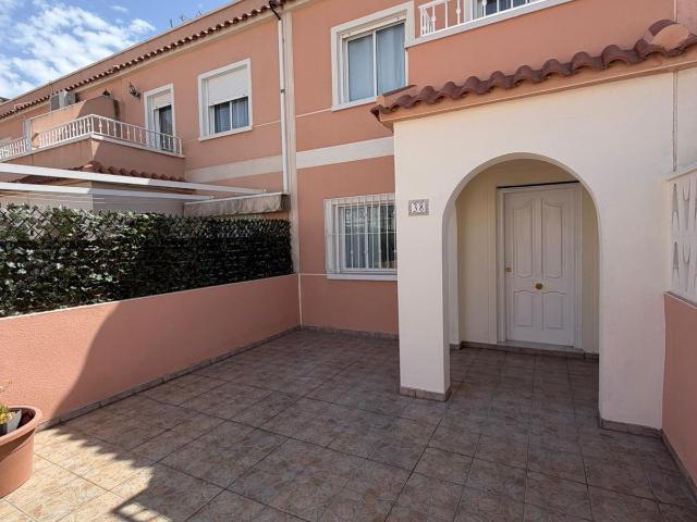 ¡Bungalow con encanto y espacios exteriores a un paso de la playa!