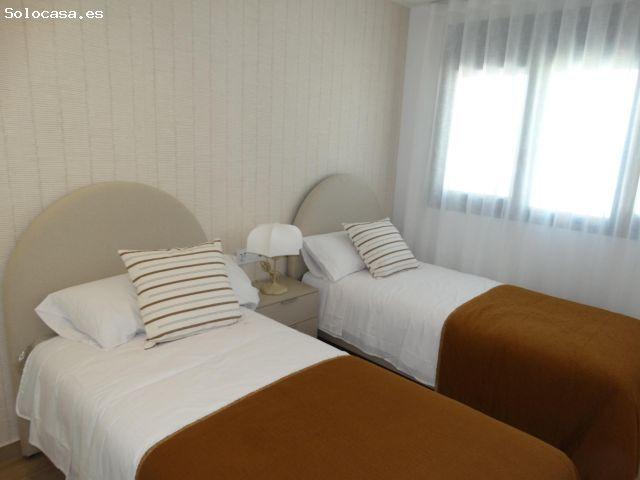 Bungalow de 2 dormitorios con jardín en planta baja y solárium en planta alta, zona Pilar de la Hora