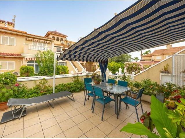 Bungalow de 2 dormitorios y piscina comunitaria en Orihuela Costa