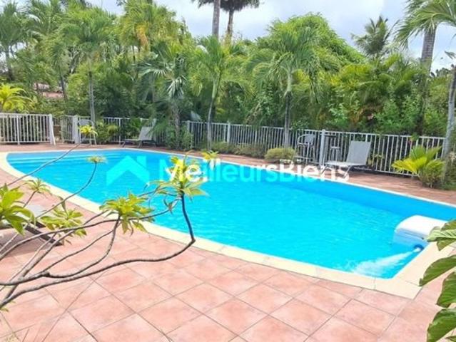 BUNGALOW DE CHARME AU CŒUR D’UN JARDIN TROPICAL – IDÉAL RÉSIDENCE DE VACANCES ET INVESTISSEMENT LOCATIF