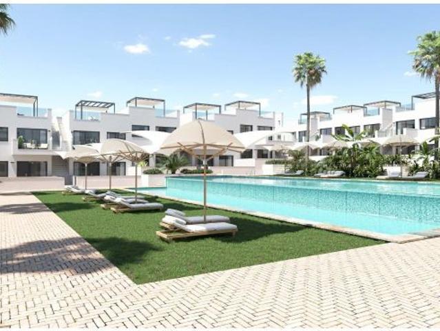 BUNGALOW DE PLANTA ALTA CON 2 DORM. CON VISTAS A LA LAGUNA ROSA EN LOS BALCONES TORREVIEJA