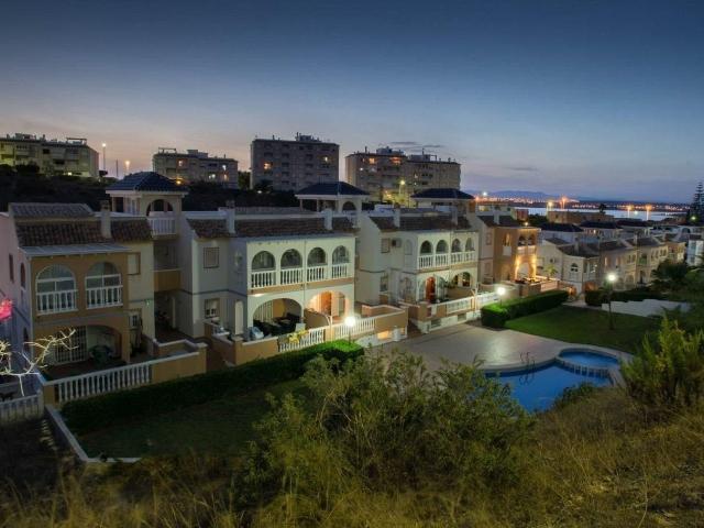 Bungalow dúplex en planta baja, totalmente reformado, con am. 117m² Torrevieja